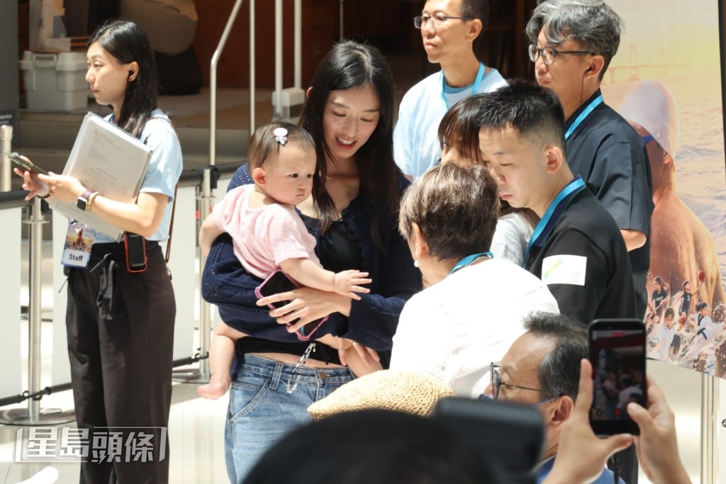 小方女兒並不害怕陌生人。
