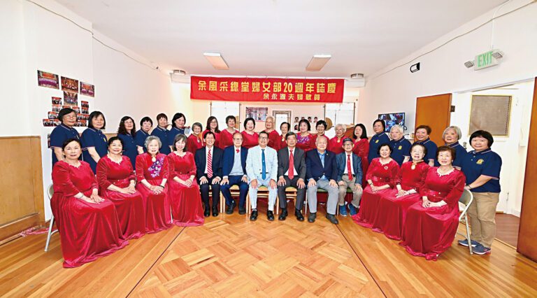 余風采總堂首長與婦女部同仁合影。馬紅兵攝
