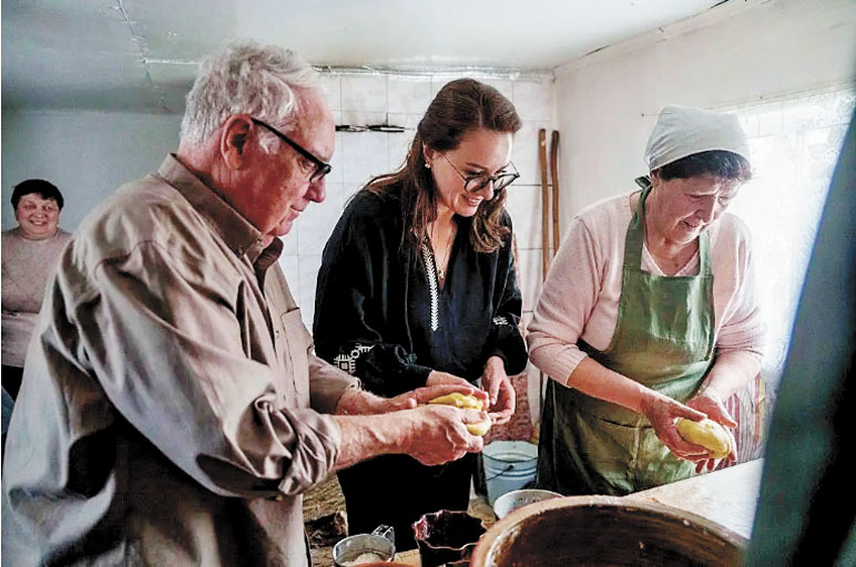 圖為霍華德參與製作復活節麵包。網上圖片