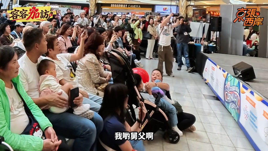 鄭俊弘在台上表演時，不時與台下的兒子互動。