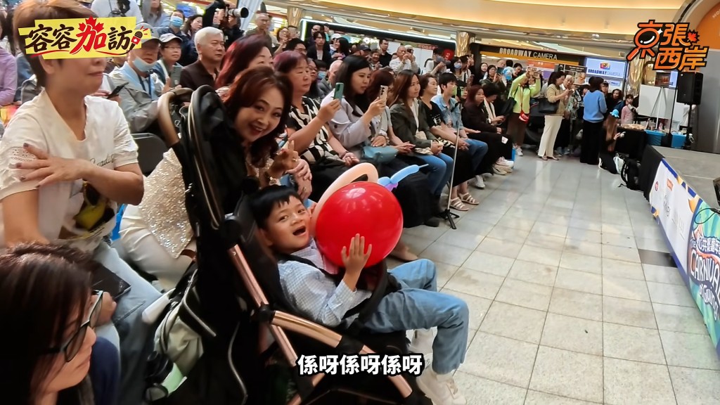 鄭俊弘在當地演出時，兒子及其他親友都有到場為他打氣。