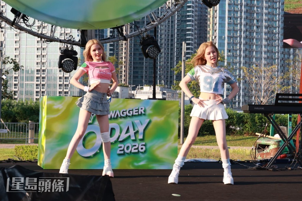 JJBABY在台上落力演出,大展舞姿。