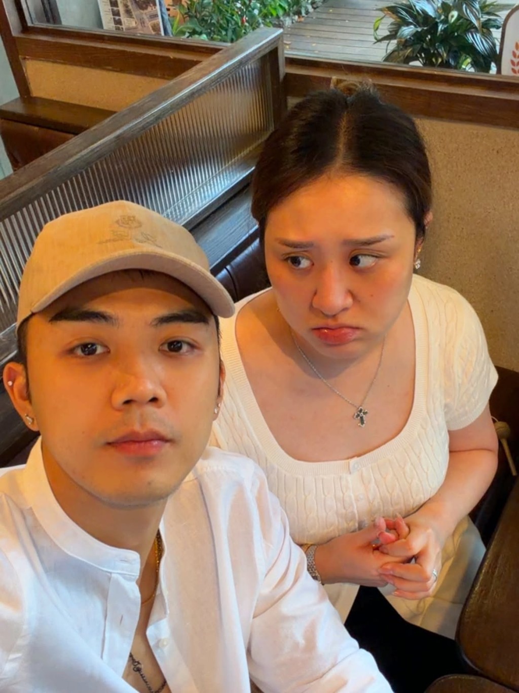 伍富橋太太Shirley扁著嘴，原因未明。