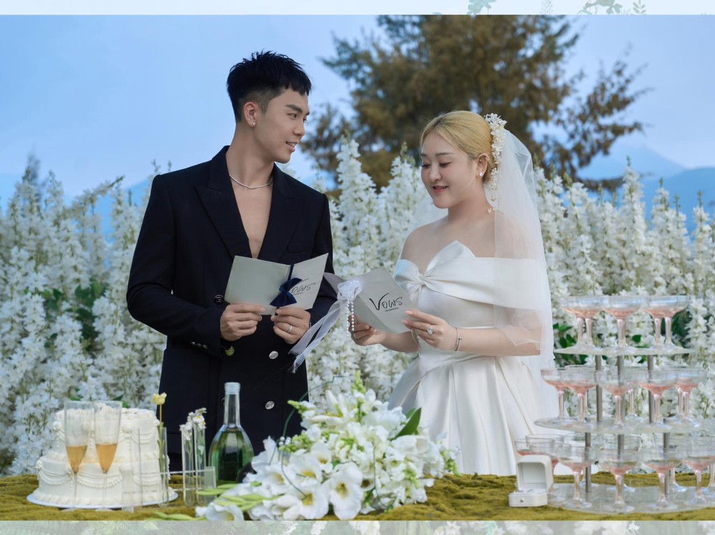 去年，伍富橋與梁兆楹為慶祝結婚三周年，拍攝了一輯全新婚紗照。