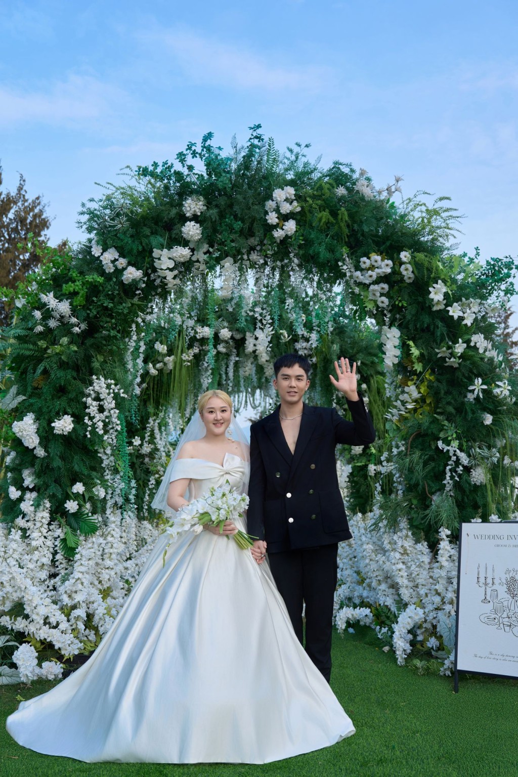 梁兆楹的婚紗採一字肩設計。