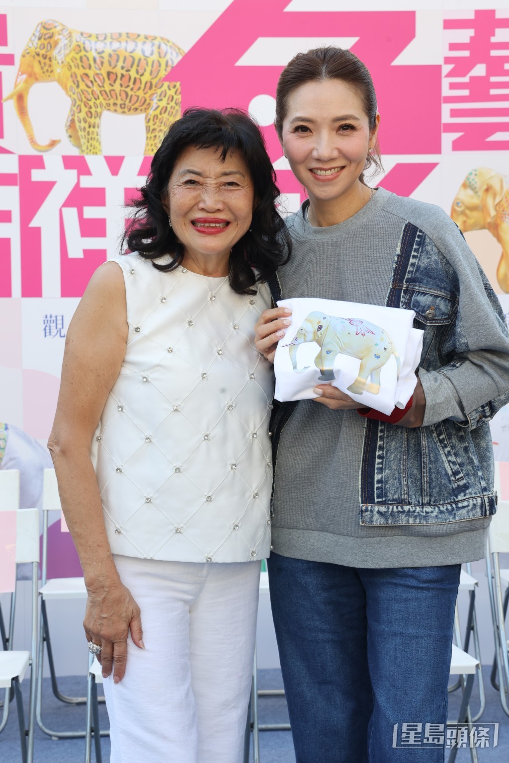 車婉婉出席「富貴吉祥象藝展」開幕典禮，並就新劇收視表現接受訪問。