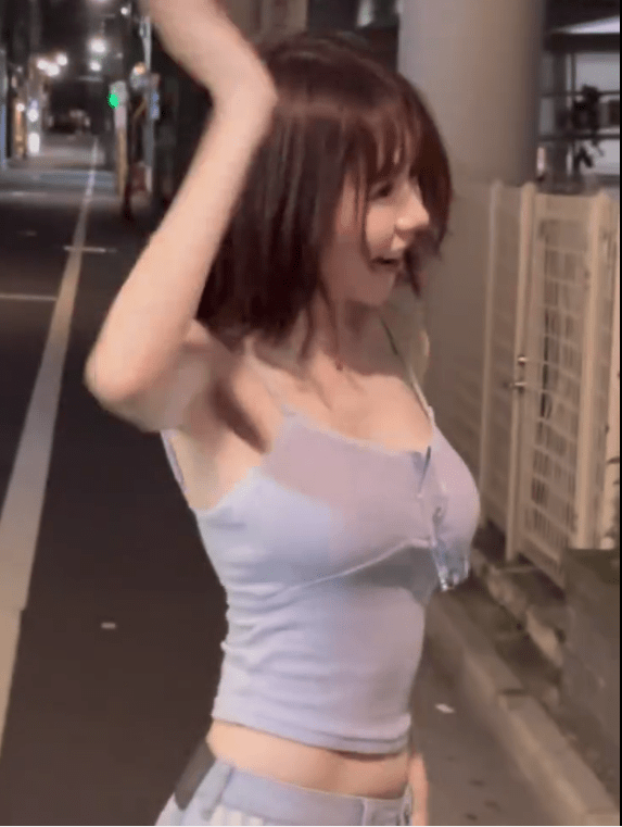林明禎近日在東京街頭輕鬆起舞,灰色小背心造型充滿青春氣息,笑容甜美。