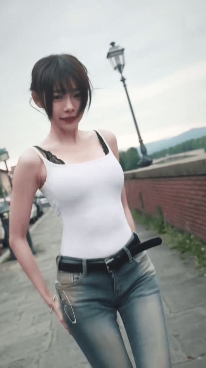 林明禎以簡單的背心配牛仔褲打扮,展現出完美身形曲線。