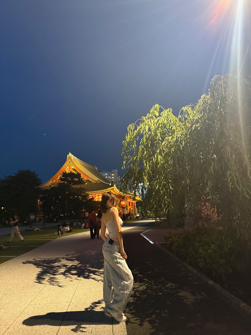 在柔和燈光下,林明禎留下優美身影,散發迷人氣質。