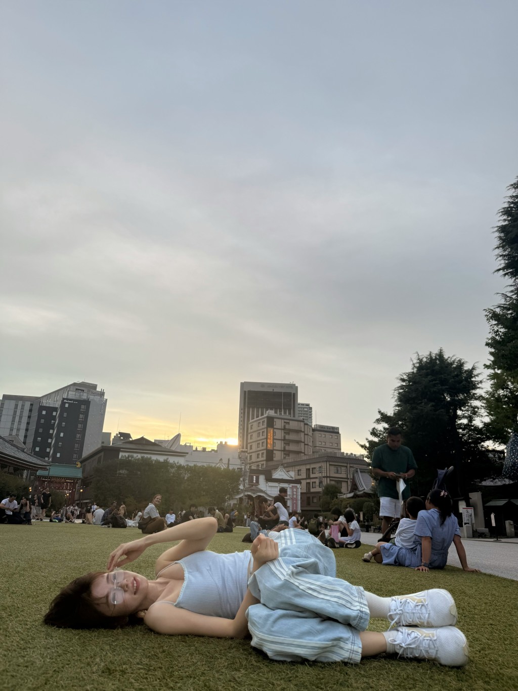 在草地上享受閒暇時光,林明禎流露出輕鬆慵懶的一面。