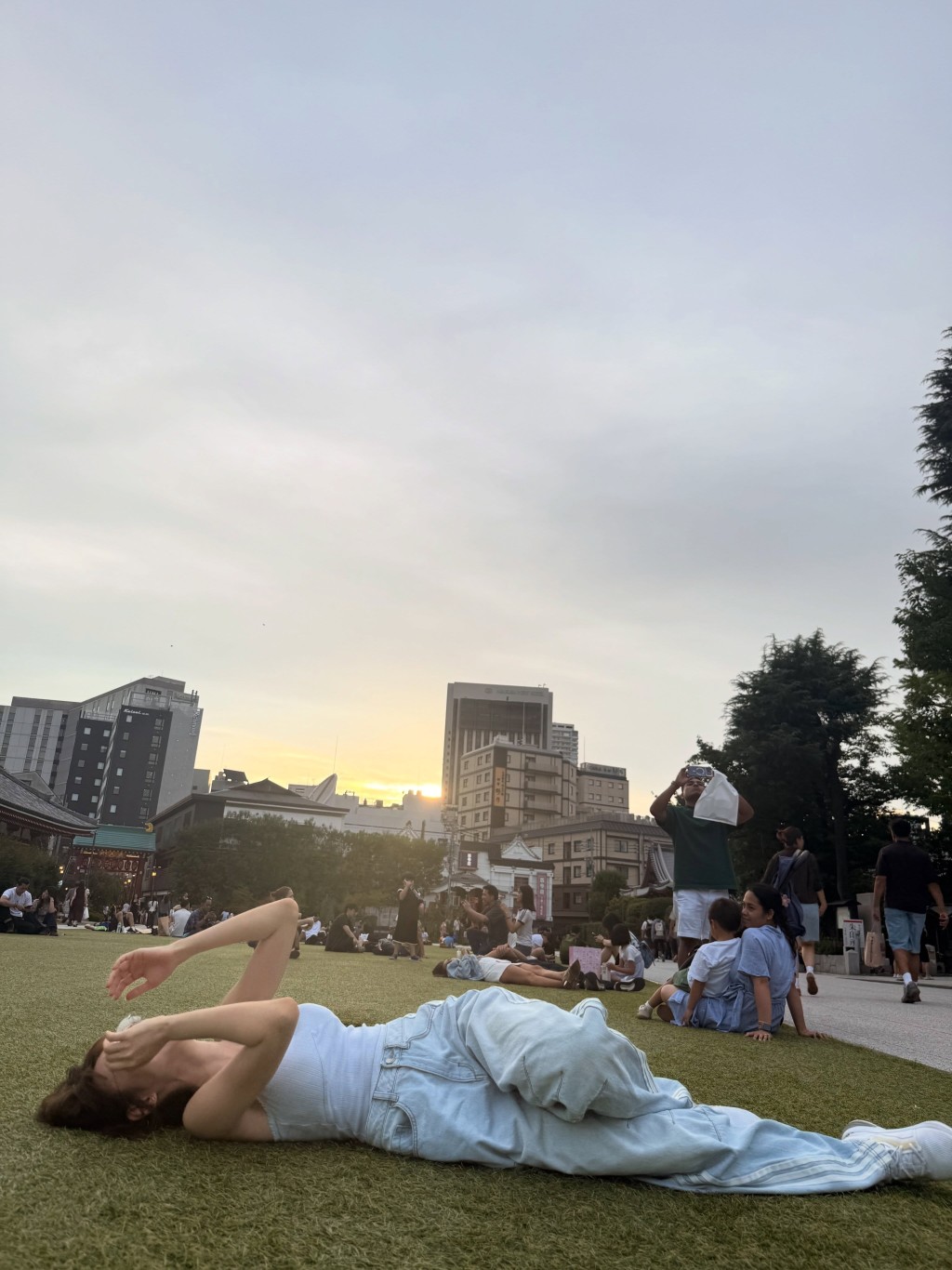 享受陽光與草地,林明禎在日本的生活照顯得自然舒適。