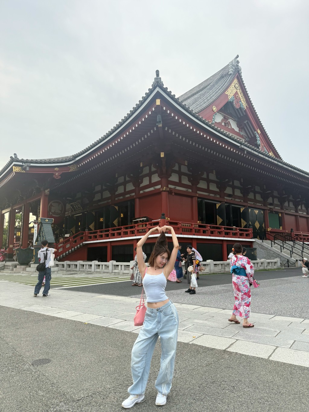 林明禎擺出心形手勢,向粉絲送出心意。