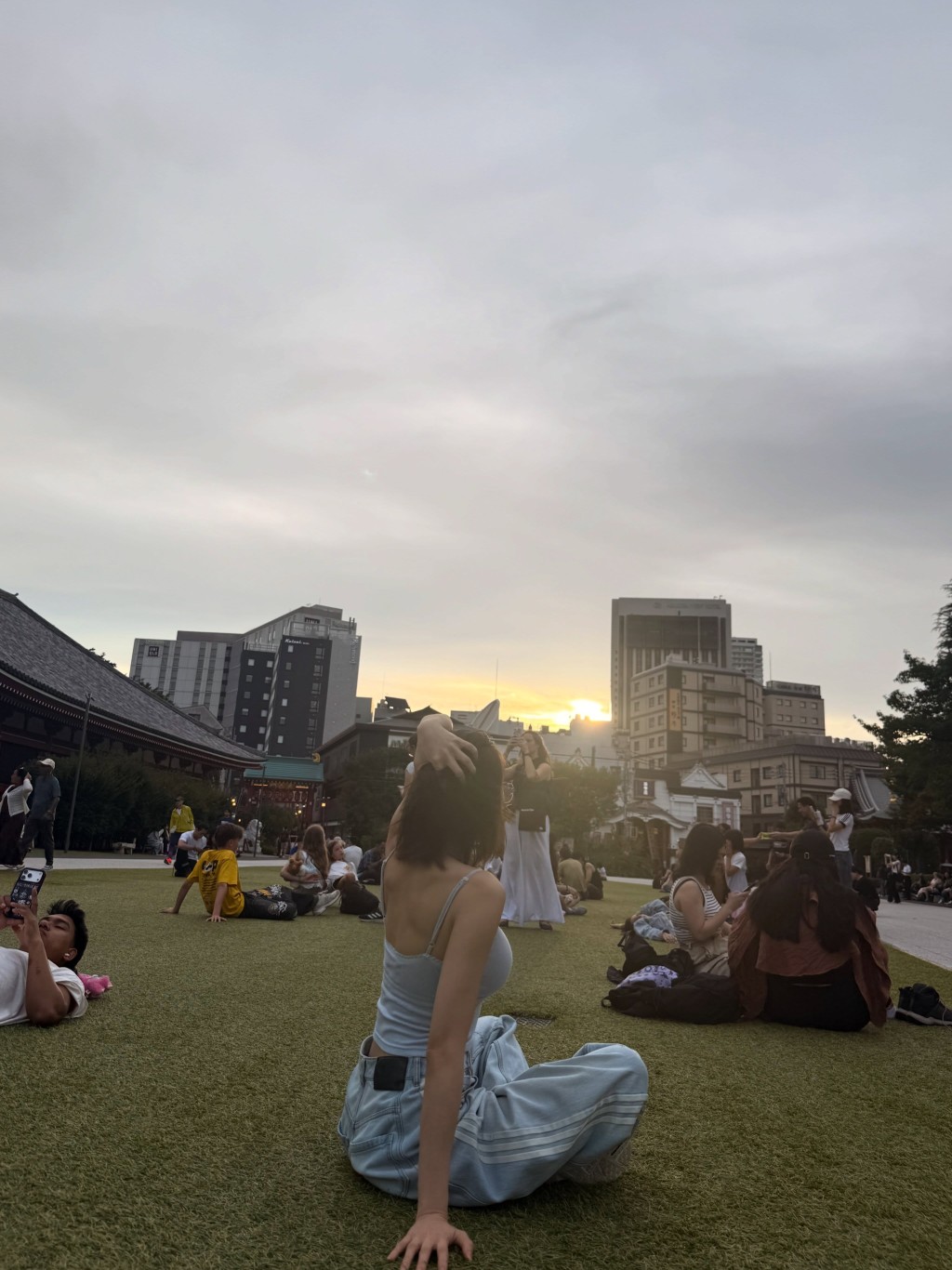 林明禎坐在草地上的背影,簡單姿勢已充滿氣質。