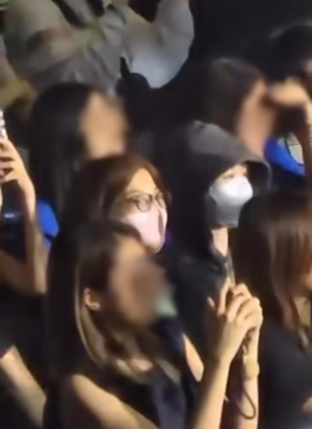 林明禎與呂爵安的母親一同觀看呂爵安的演唱會。