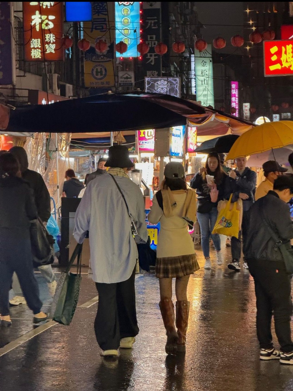 兩人曾被網民拍到結伴同遊台灣夜市。