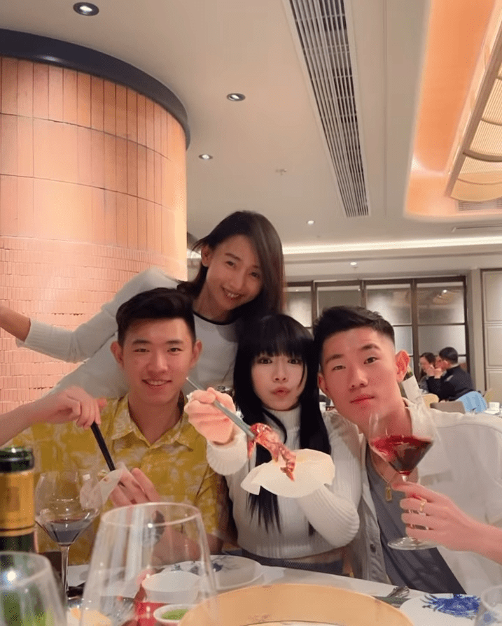 林明禎四姊弟感情融洽。