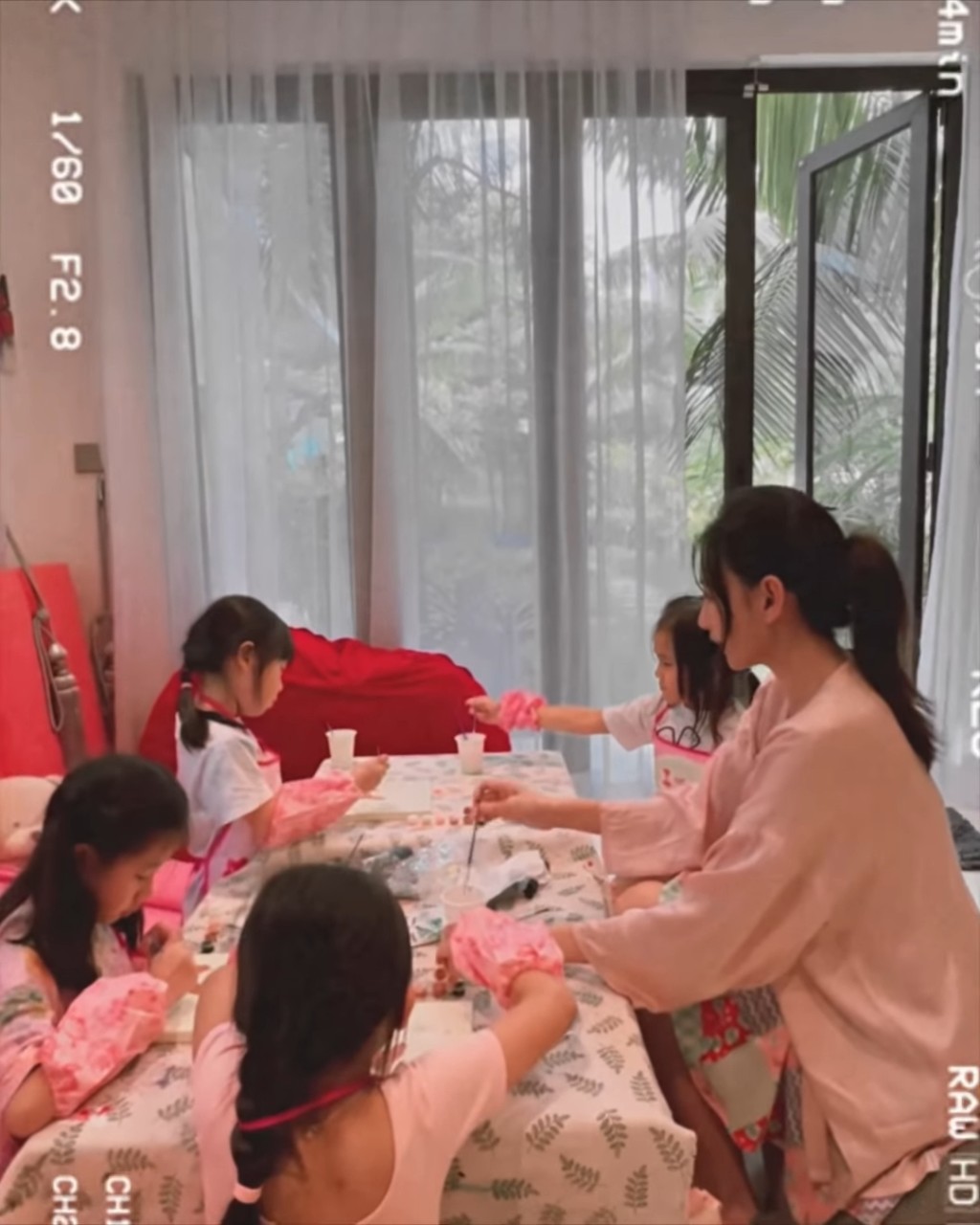 客廳連接寬敞的花園,空間感十足。