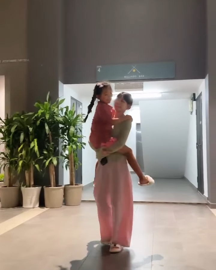 林明禎在馬來西亞的豪宅外設有停車場。