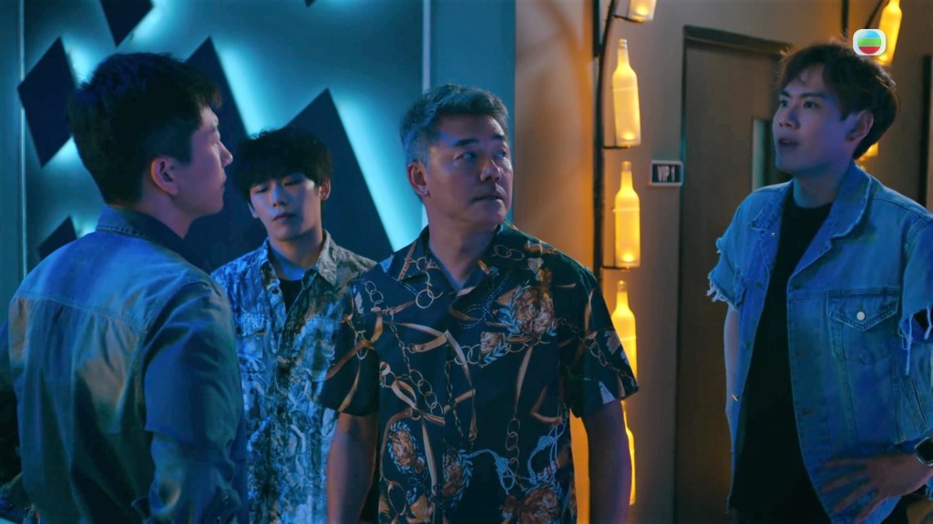 單佩嘉(吳若希飾)在洗手間被社團大佬暴龍的手下調戲。
