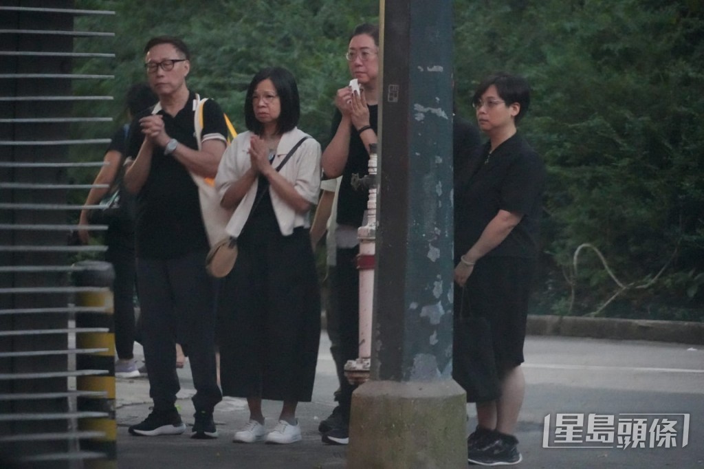 約晚上6時28分,完成儀式的約二十名親友步出火葬場,眾人神情哀傷。