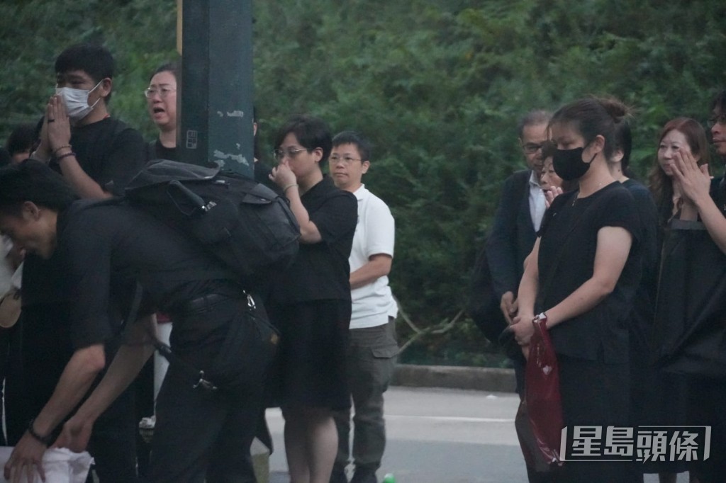 潘小文在現場神情哀傷。