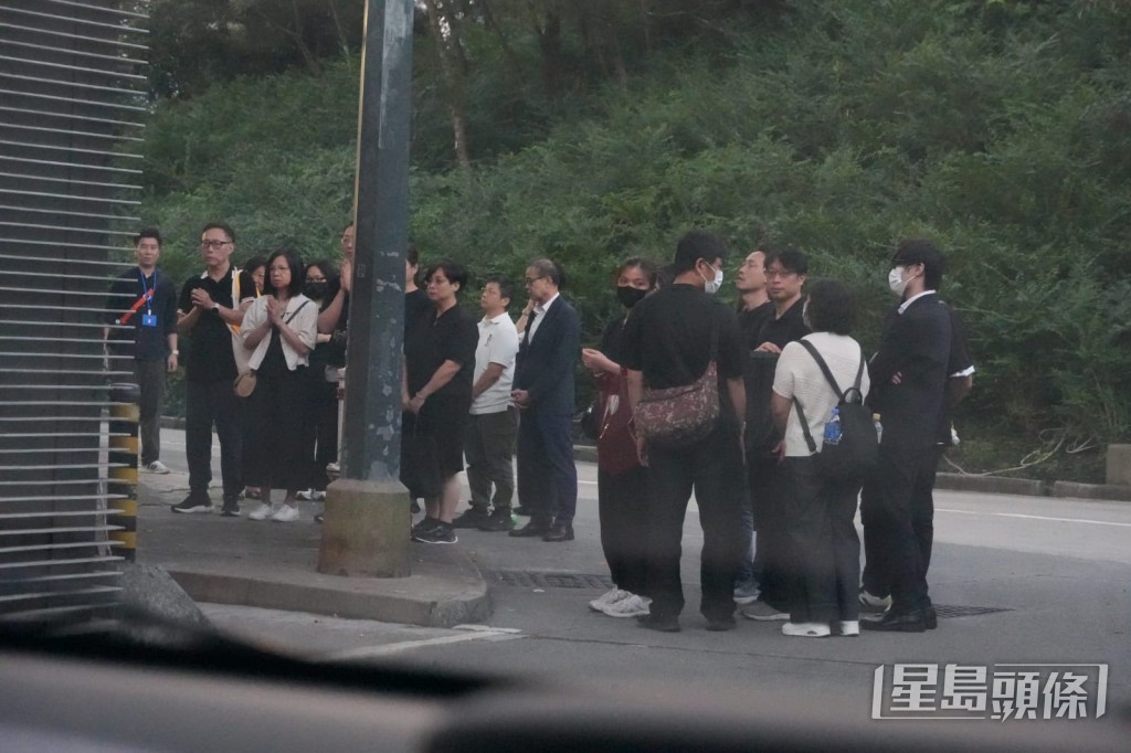 部分親友情緒激動,哭成淚人。
