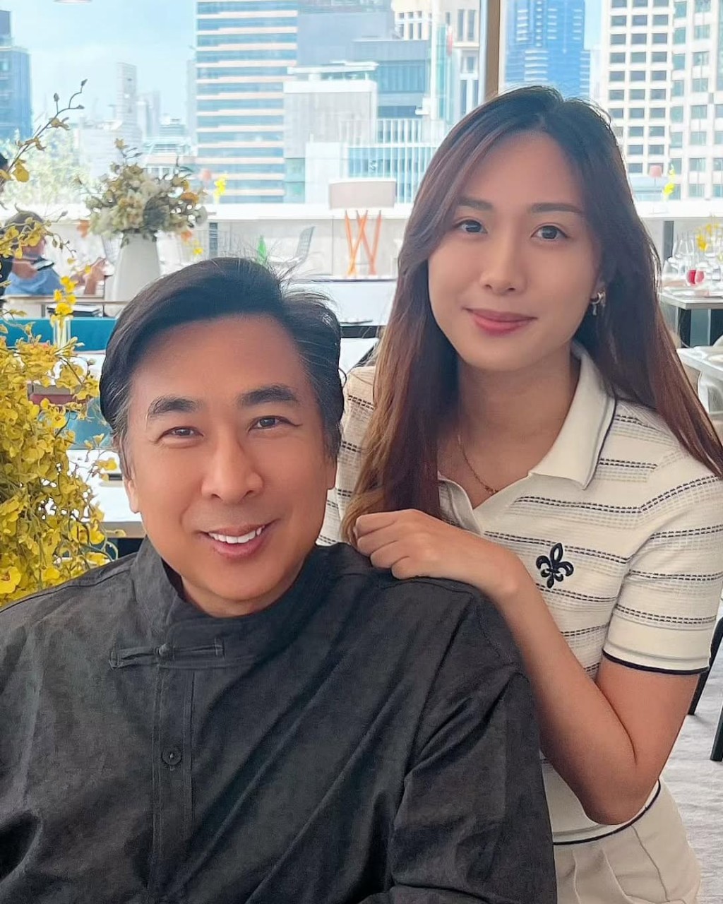 訂婚後,許倚榕與爸爸許愿見面,似在傾談婚禮安排。