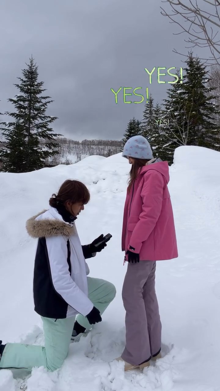 許倚榕於3月19日在IG分享影片,片中男友張明偉跪地疑似求婚。