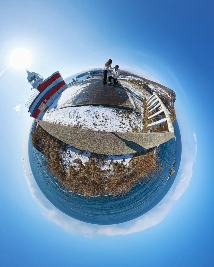 從影片可見,在一個白雪覆蓋、陽光普照的海邊,張明偉在燈塔旁向許倚榕單膝下跪。