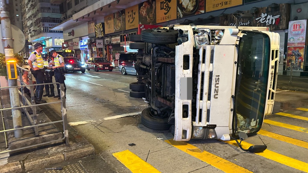 油麻地運豬車凌晨失控翻側 司機無恙 四小時內同公司第二宗意外