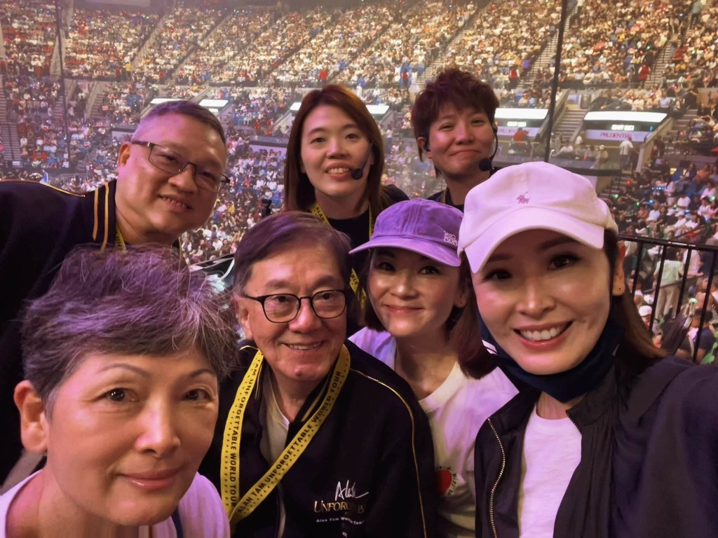 陳貝兒與父親陳永鎬及一眾幕後工作人員合照留念。