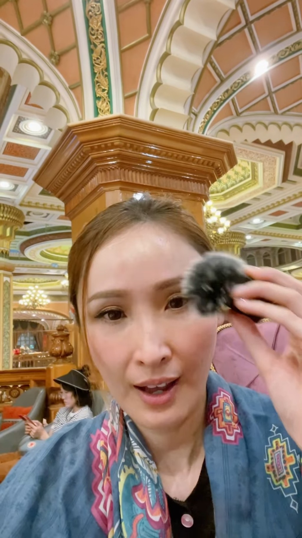 陳貝兒入鄉隨俗。
