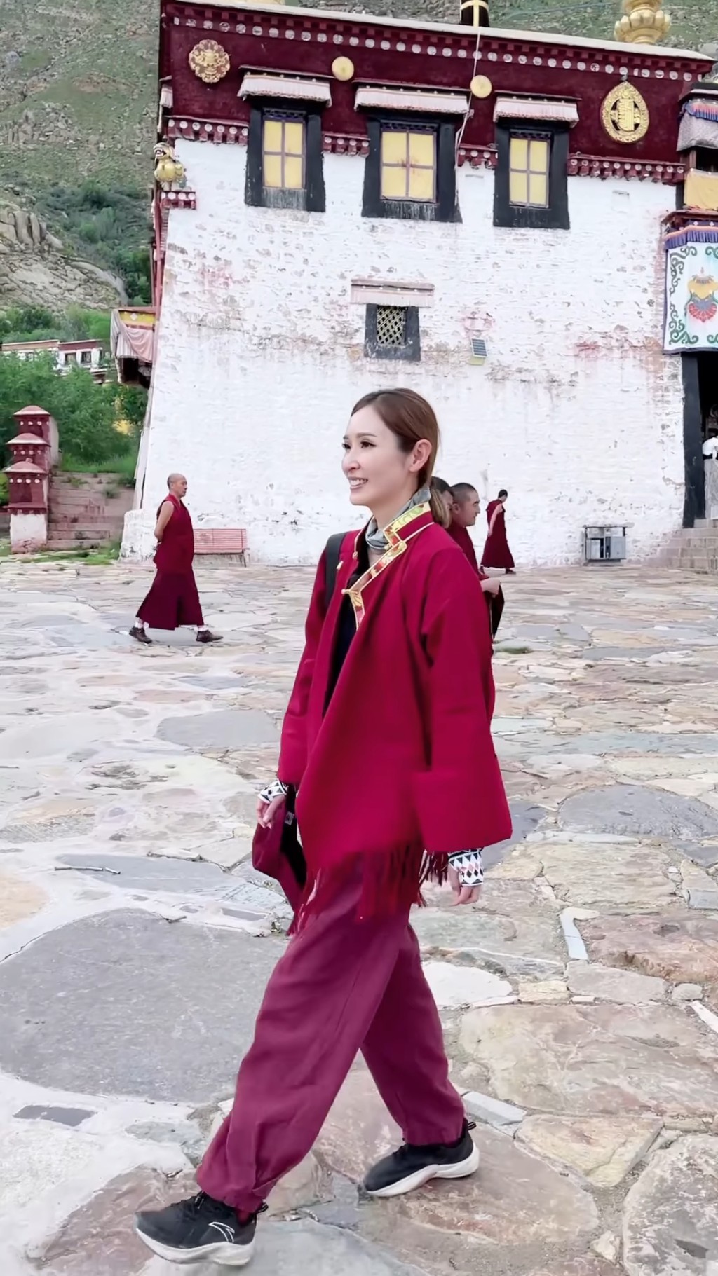 陳貝兒換上當地服裝。