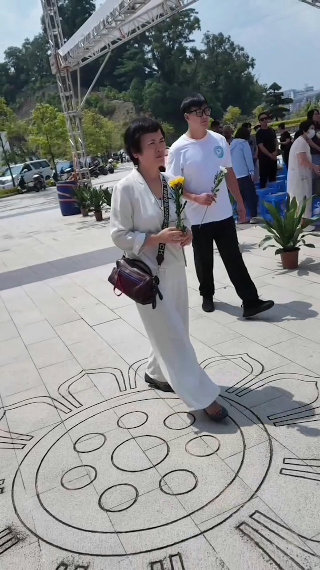 陳觀泰遺孀湯利萍與親友乘船出海送行。