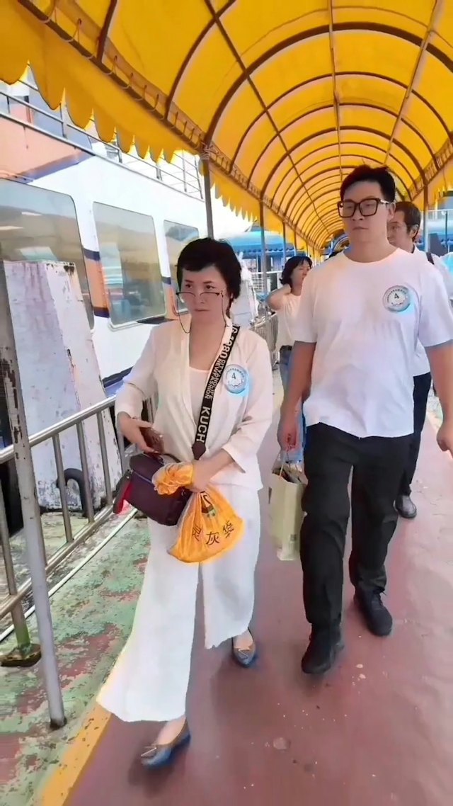 遺孀湯利萍當日素顏現身,神情肅穆。