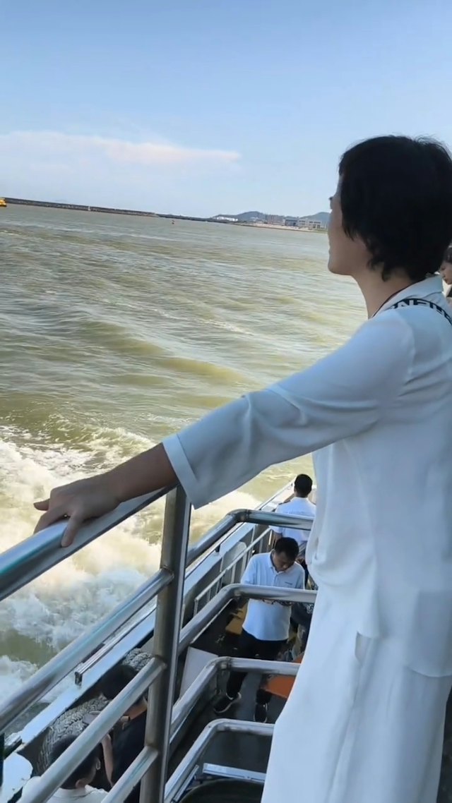 湯利萍與陳觀泰道別。