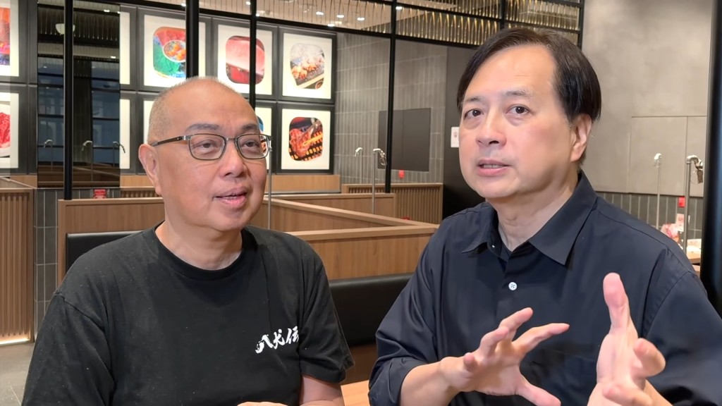 林祖輝興奮地分享設計菜式的心得,表示要考慮不同客人的口味。(影片截圖:楊紹鴻Youtube頻道)