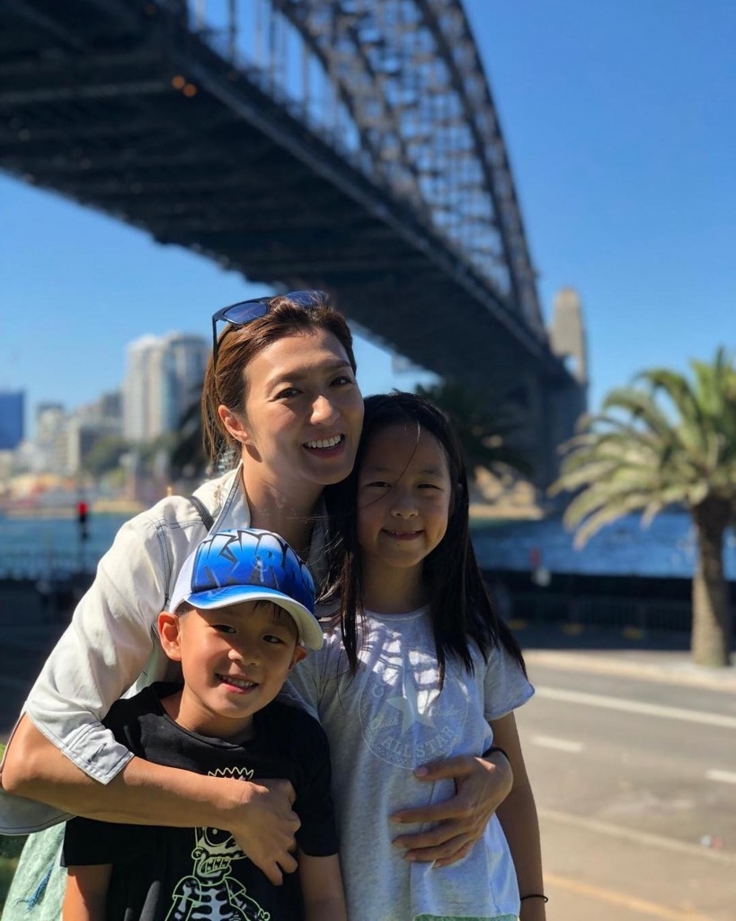 姚嘉妮保養得宜,被譽為凍齡靚媽。