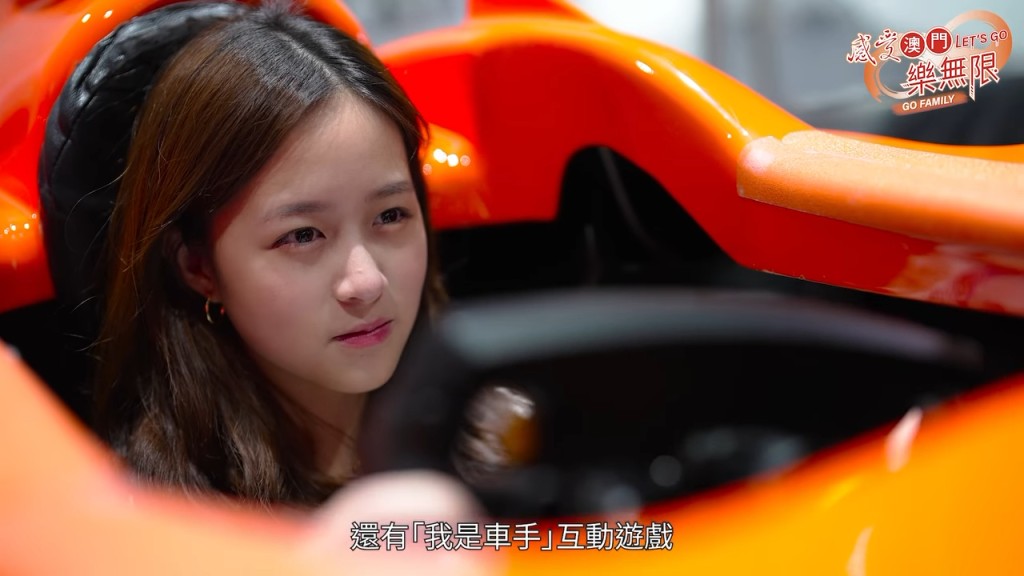 近鏡頭更顯其精緻五官輪廓。