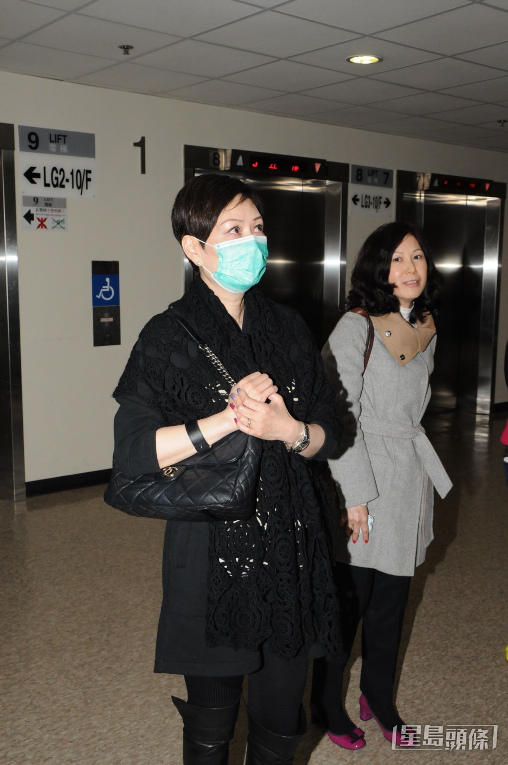當年歐陽震華因急性肺炎被送入律敦治醫院,在深切治療部留醫。太太傅潔嫻(左)及經理人Lydia(右)曾到醫院探望。