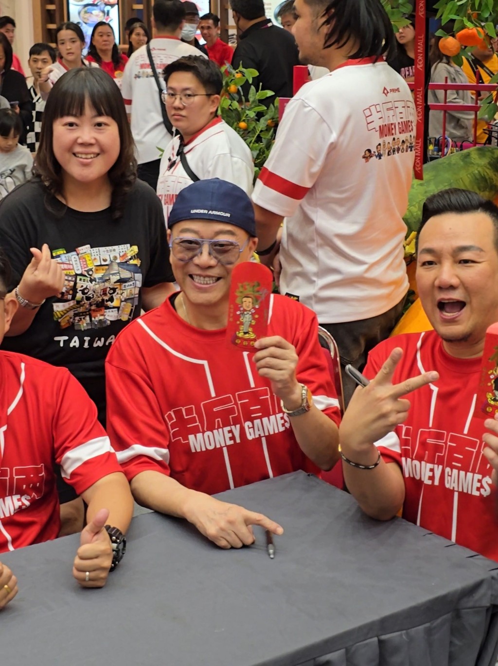 他不僅不見了以往的肚腩,連之前的雙下巴也消失了,下顎線條甚至隱約可見。