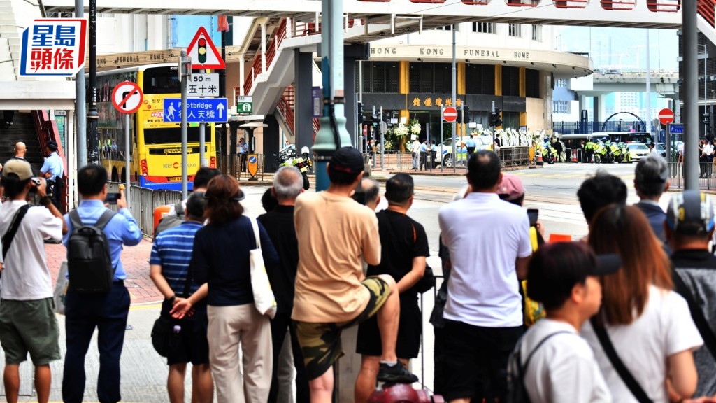 董建華國葬 市民送別 感念其為港鞠躬盡瘁