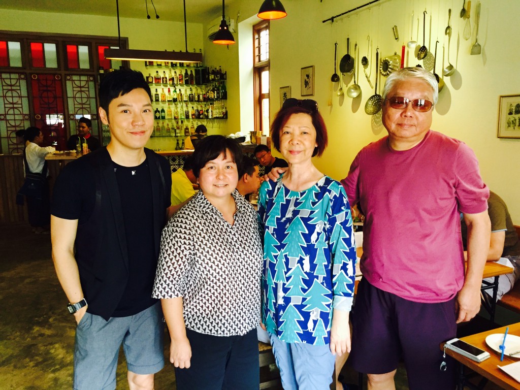 王賢誌曾與何超蕸(左一)、媽媽及爸爸王忠桐(右一)一同去旅行。