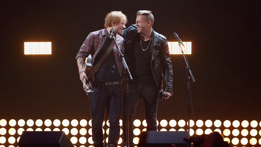 Macklemore(右)被解約後,Ed Sheeran曾指決定來自主辦方,但未能平息風波。