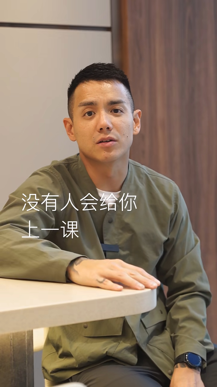 梁靖琪的丈夫施雋賢近年專注家庭並發展保險事業,現職高級分區經理。
