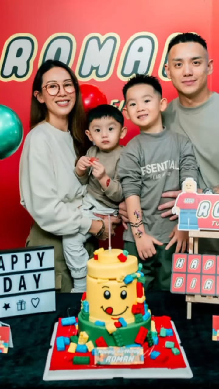 梁靖琪的兩個兒子逐漸長大。
