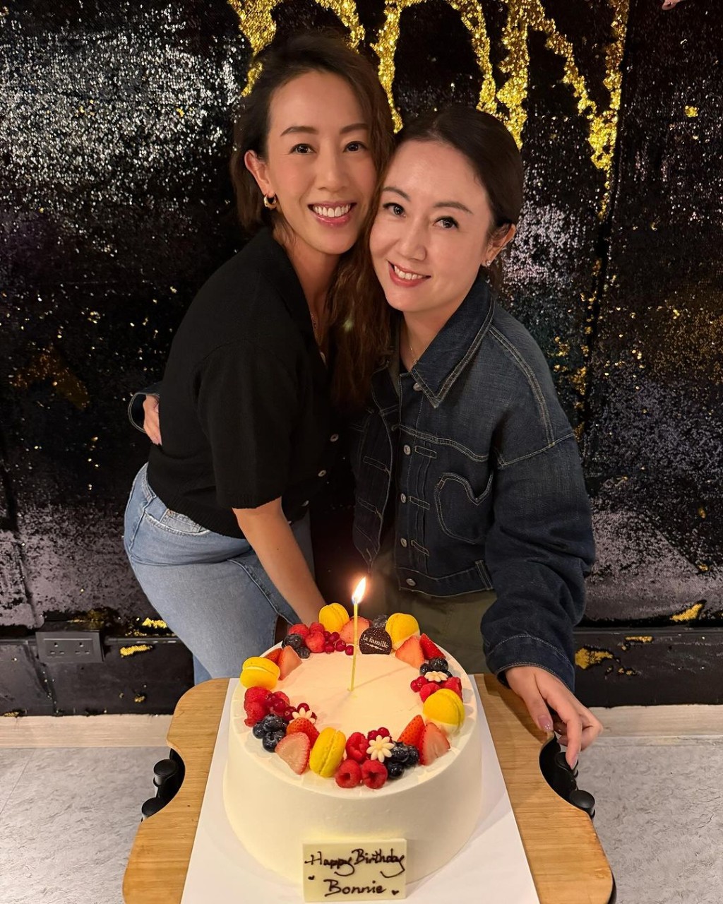 梁靖琪曾分享與姐姐慶祝生日的合照,兩姐妹樣貌出眾。