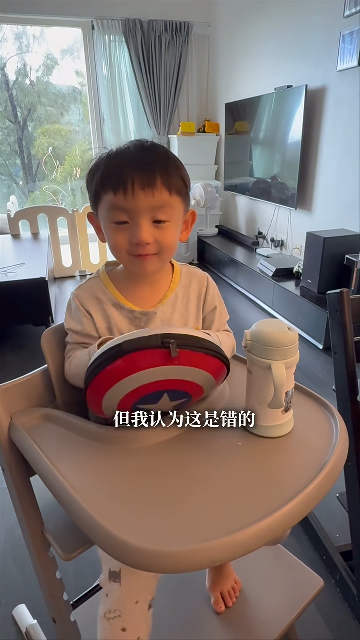 客廳一旁設有落地大窗,設計簡潔。