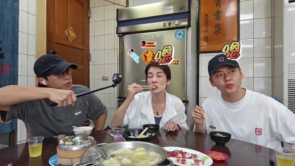 三位主持在挑戰開始前圍坐一起,展現出團隊的合作精神。