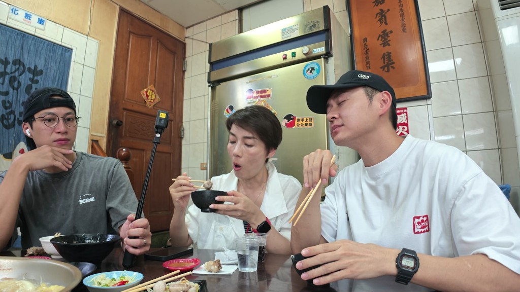 面對俗稱「羊佛」的羊睪丸,江美儀在挑戰前神情認真。